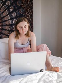 womanusinglaptop.jpg
