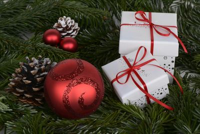 xmasballs.jpg